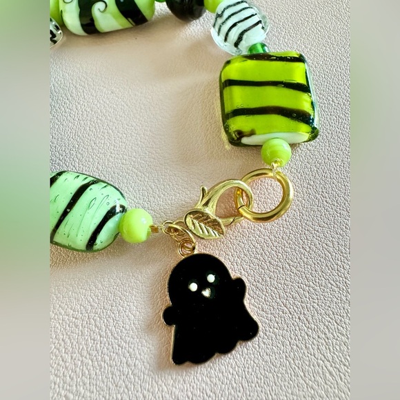 New Halloween Green & Black Glass Beaded Bracelet w/ Ghost Charm 8” - Boo Basket - Picture 5 of 5